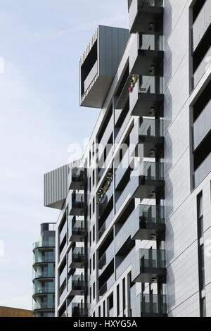 La Cour d'Orwell, un nouveau développement résidentiel à Lewisham, Londres, Royaume-Uni. Aussi connu comme Thurlston Point. Habillé de panneaux d'argent distinctif Banque D'Images