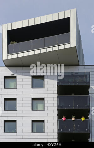 La Cour d'Orwell, un nouveau développement résidentiel à Lewisham, Londres, Royaume-Uni. Aussi connu comme Thurlston Point. Habillé de panneaux d'argent distinctif Banque D'Images