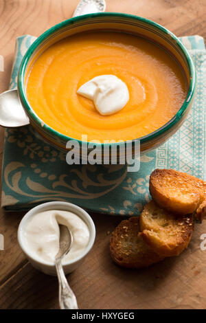 Soupe de potiron dans un bol avec la crème de coco et au sésame croûtons de pain frit Banque D'Images