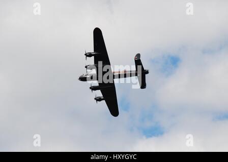 Bombardier Avro Lancaster PA474 de la Battle of Britain Memorial Flight affiche plus de Tenterden dans le Kent, en Angleterre le 14 mai 2011. Banque D'Images