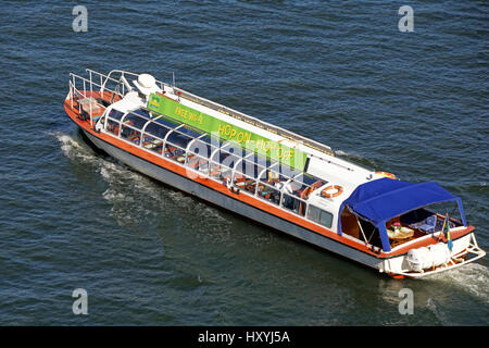 Hop On Hop Off bateau dans le port de Stockholm. Banque D'Images