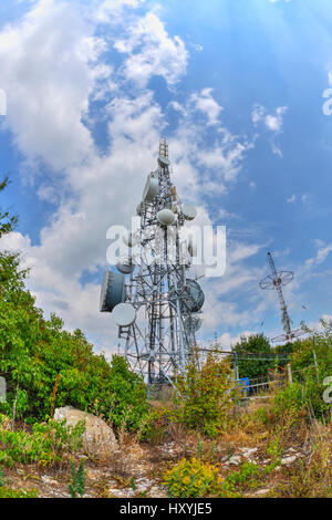 Les pylônes d'antenne de communication en perspective fish-eye Banque D'Images