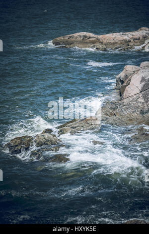 Les vagues de l'océan l'écrasement sur les roches dans le phare de West Vancouver, en Colombie-Britannique, Canada. Banque D'Images