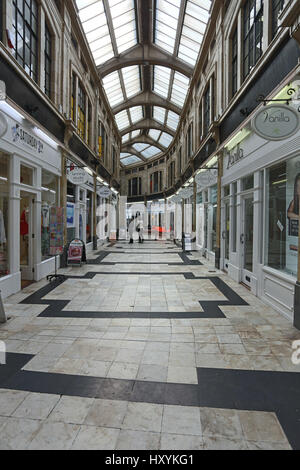 Plages de Worthing pier et boutiques Banque D'Images