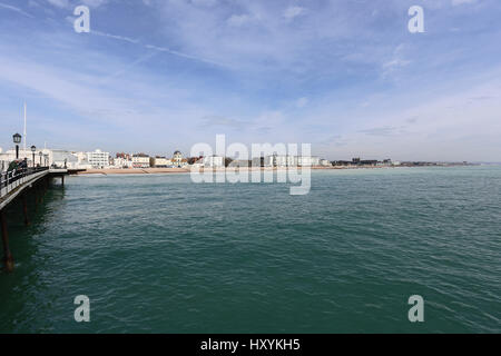 Plages de Worthing pier et boutiques Banque D'Images