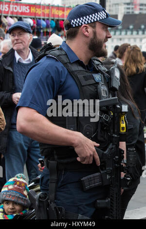 Londres, Royaume-Uni. 29 mars, 2017. Un agent de police armé de Westminster Bridge lors d'un hommage aux victimes de l'attaque de Westminster. Banque D'Images
