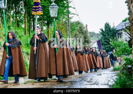 La semaine sainte. Sur Maunday jeudi les membres de la fraternité de la Croix, rendez-vous dans le cortège, vêtus de la brown ou 'alistana' manteau et disposés dans une rangée Banque D'Images