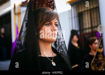 Les femmes en procession avec dentelle noire mantilla, un foulard traditionnel espagnol. Vendredi matin. Alcalá la Real. Jaén. L'Andalousie. Espagne Banque D'Images