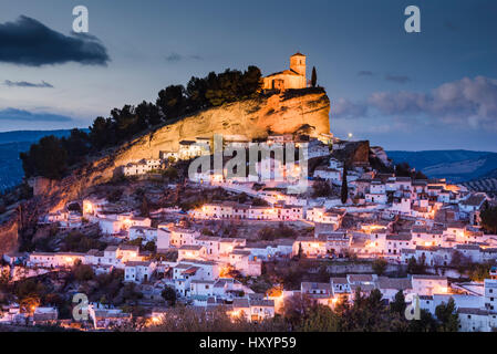 Vue urbaine avec château sur la colline parlementaire à Montefrio au coucher du soleil. Montefrío, Grenade, Andalousie, Espagne, Europe Banque D'Images