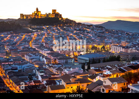 Paysage urbain avec la forteresse de la Mota sur hill en Alcalá la Real au coucher du soleil. Alcalá la Real, Jaén, Andalousie, Espagne, Europe Banque D'Images