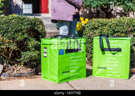 Fairfax, États-Unis - 2 mars, 2017 : Frais de livraison d'épicerie Amazon isotherme sacs sur porche closeup Banque D'Images