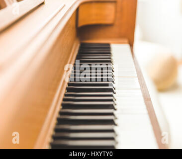 Le noir et blanc touches piano sur un piano droit en bois. Banque D'Images