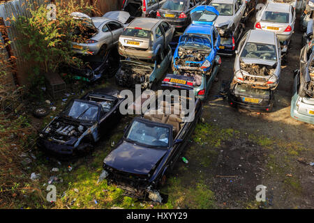 Grimsby, Angleterre - 14 mars : tas de vieilles voitures endommagées, d'au-dessus, en ferraille en Angleterre. dans la région de Grimsby, nord du Lincolnshire, Angleterre. le 14 mars 20 Banque D'Images