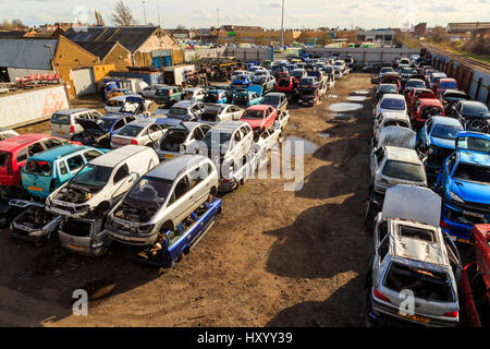 Grimsby, Angleterre - 14 mars : lignes et des piles de vieux voitures endommagées en ferraille. à Grimsby, nord du Lincolnshire, Angleterre. le 14 mars 2017. Banque D'Images