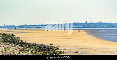 Crosby Beach, Merseyside, fixation d'un autre endroit par Antony Gormley Banque D'Images