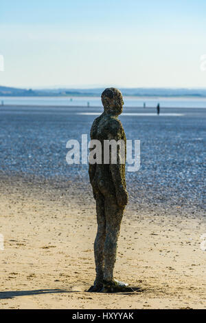 Certains des 100 chiffres en fonte qui constituent un autre endroit par Anthony Gormley, Crosby Beach, le Merseyside Banque D'Images