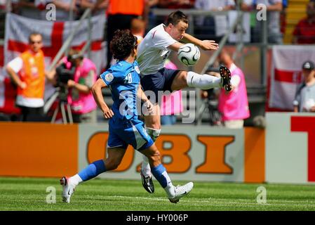 JOHN TERRY ET NELSON VALDEZ L'ANGLETERRE V LA COUPE DU MONDE ALLEMAGNE FRANCFORT PARAGUAY 10 Juin 2006 Banque D'Images