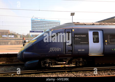 Locomotive 395 Classe Javelin nommée Laura Trott Grande-bretagne britannique le plus rapide après l'or olympique.Le sud-est de train est en gare d'Ashford, Kent Banque D'Images