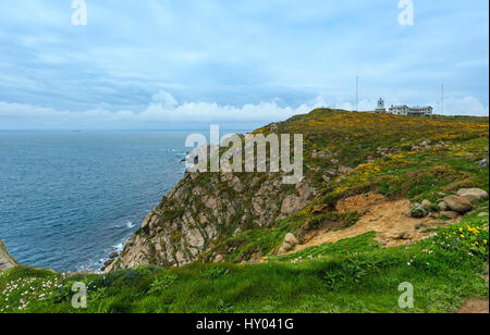 Le phare sur l'Estaca de Bares péninsule. Vue d'été couvert. Province de La Corogne, Galice, Espagne. Banque D'Images