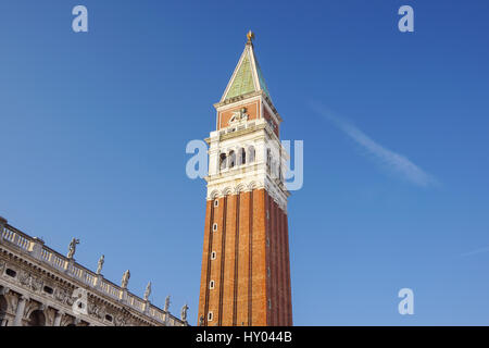 Venise, Italie. Image avec le Campanile di San Marco St Mark Bell Tower situé sur la Piazza San Marco. Banque D'Images