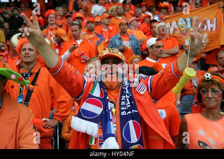 Ventilateur néerlandais & VICTOIRE SALUTE HOLLAND V FRANCE STADE DE SUISSE BERNE SUISSE 13 Juin 2008 Banque D'Images