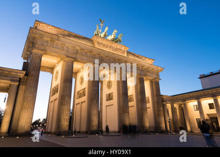 Berlin, Allemagne - 24 Février 2017 : célèbre Arc de triomphe néoclassique de la porte de Brandebourg L'un des plus célèbres monuments de l'Allemagne i Banque D'Images