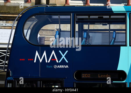 Huddersfield town bus MAX arriva un grand centre ville marché Kirklees Metropolitan Borough, West Yorkshire, Angleterre. UK. Banque D'Images