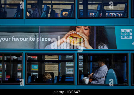 Annonce de bus, Huddersfield town centre-ville un grand marché de Kirklees Metropolitan Borough, West Yorkshire, Angleterre. UK. Banque D'Images