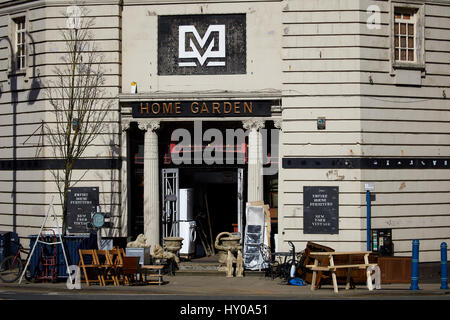 Secondhand shop Empire Huddersfield town centre-ville un grand marché de Kirklees Metropolitan Borough tWest, Yorkshire, Angleterre. UK. Banque D'Images