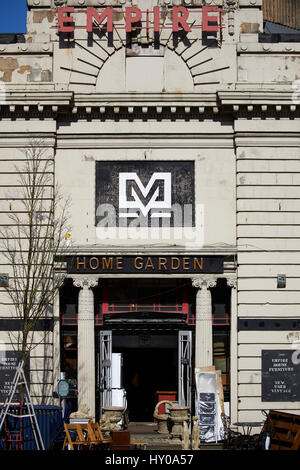 Secondhand shop Empire Huddersfield town centre-ville un grand marché de Kirklees Metropolitan Borough tWest, Yorkshire, Angleterre. UK. Banque D'Images