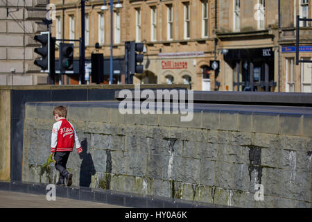 En fonction de l'eau ST GEORGES SQUARE, Huddersfield town centre-ville un grand marché de Kirklees Metropolitan Borough, West Yorkshire, Angleterre. UK. Banque D'Images