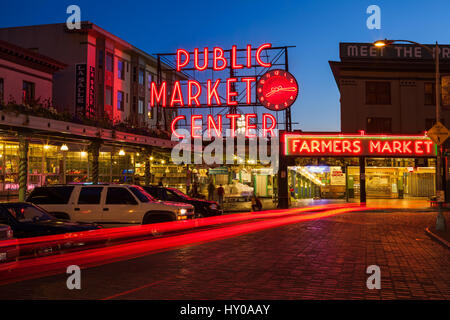 Le marché de Pike Place la nuit à Seattle, Washington. Stock photo des néons à Pike Place Market juste après le coucher du soleil. Banque D'Images