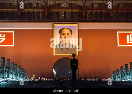 La porte Tiananmen dans la nuit avec un portrait de Mao et soldat qui monte la garde, la Cité Interdite, Pékin, Chine. Stock photo d'un soldat en silhouette désert mon amour Banque D'Images