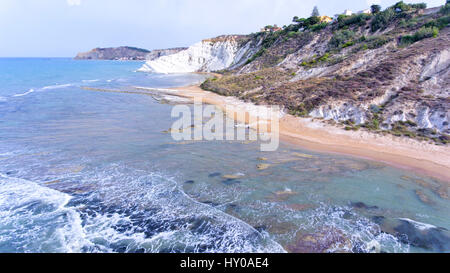Côte de blanc, falaises rocheuses de Scala dei Turchi en Sicile, avec plage de sable fin de la mer Méditerranée . Banque D'Images