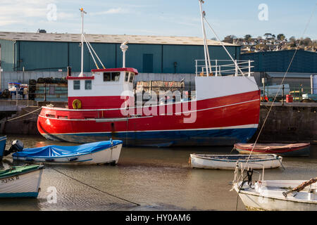 Chalutier rouge et blanc amarré au quai de poisson, Teignmouth, Devon, UK. Banque D'Images