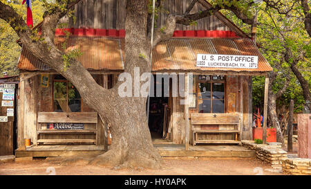 Une femme passe devant un immeuble à Luckenbach au Texas qui sert de bureau de poste villes, de stocker et de bar Banque D'Images