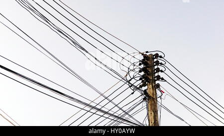 L'électricité et le poteau et les lignes électriques dans le ciel bleu Banque D'Images