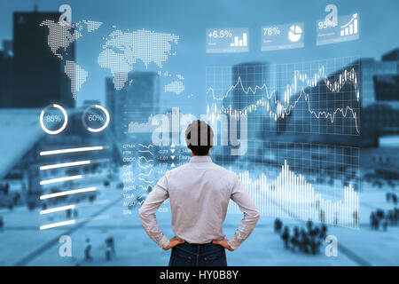 Personne de l'analyse d'une planche de bord avec des indicateurs de rendement clés (IRC) et de business intelligence (BI) des graphiques dans un quartier des affaires cityscape Banque D'Images