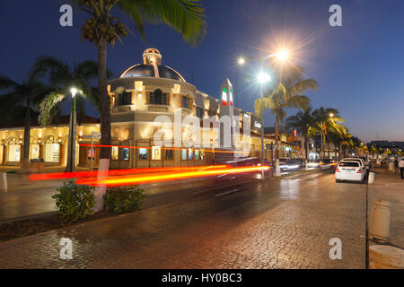 San Miguel de Cozumel dans la nuit Banque D'Images