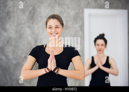 Groupe de personnes dans un cours de yoga à très heureux Banque D'Images