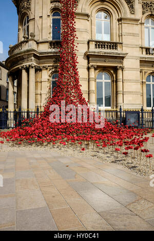 Fenêtre en pleurant coquelicots artiste Paul Cummings & designer Tom Piper pour commémorer la Première Guerre mondiale Banque D'Images