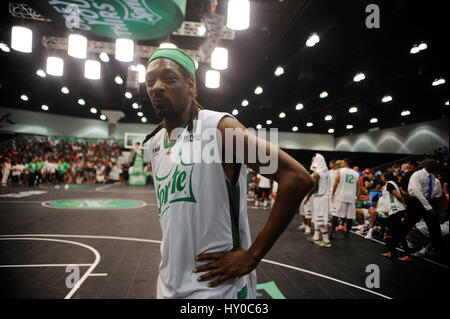 Le rappeur américain Snoop Dogg assiste à l'expérience PARI Sprite Celebrity match de basket-ball au Los Angeles Convention Center le 27 juin 2015 à Los Angeles, Californie. Banque D'Images