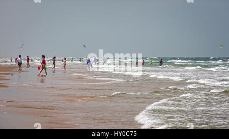 Amateurs de profiter du golfe du Mexique, les vagues de l'océan et de la plage de South Padre Island, Texas Banque D'Images