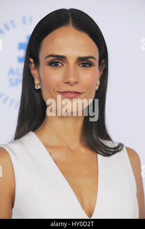 Jordana Brewster arrive à l'Autism Speaks tapis bleu à la Barker Hanger le 8 octobre 2015 à Santa Monica, Californie, Banque D'Images