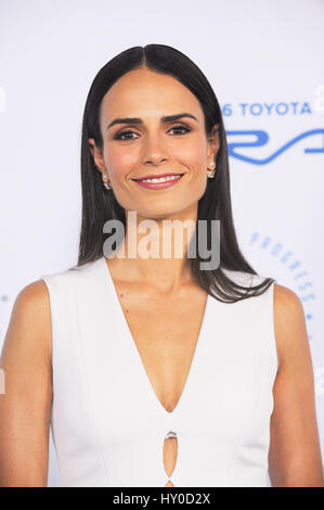 Jordana Brewster arrive à l'Autism Speaks tapis bleu à la Barker Hanger le 8 octobre 2015 à Santa Monica, Californie, Banque D'Images