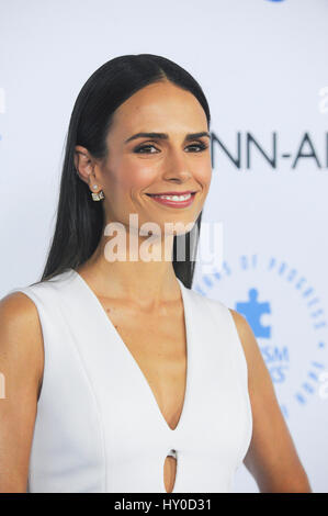 Jordana Brewster arrive à l'Autism Speaks tapis bleu à la Barker Hanger le 8 octobre 2015 à Santa Monica, Californie, Banque D'Images