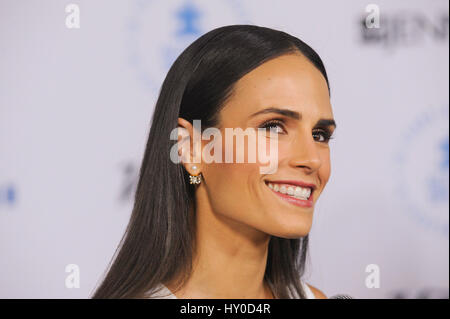 Jordana Brewster arrive à l'Autism Speaks tapis bleu à la Barker Hanger le 8 octobre 2015 à Santa Monica, Californie, Banque D'Images