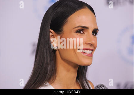 Jordana Brewster arrive à l'Autism Speaks tapis bleu à la Barker Hanger le 8 octobre 2015 à Santa Monica, Californie, Banque D'Images