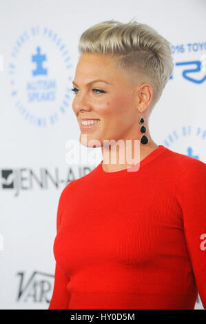 Singer Alecia Beth Moore alias Pink arrive à l'Autism Speaks tapis bleu à la Barker Hanger le 8 octobre 2015 à Santa Monica, Californie, Banque D'Images