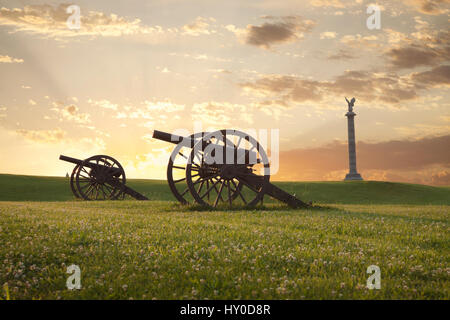 Une paire de canons au coucher du soleil sur le champ de bataille National d'Antietam près de Sharpsburg, Maryland Banque D'Images